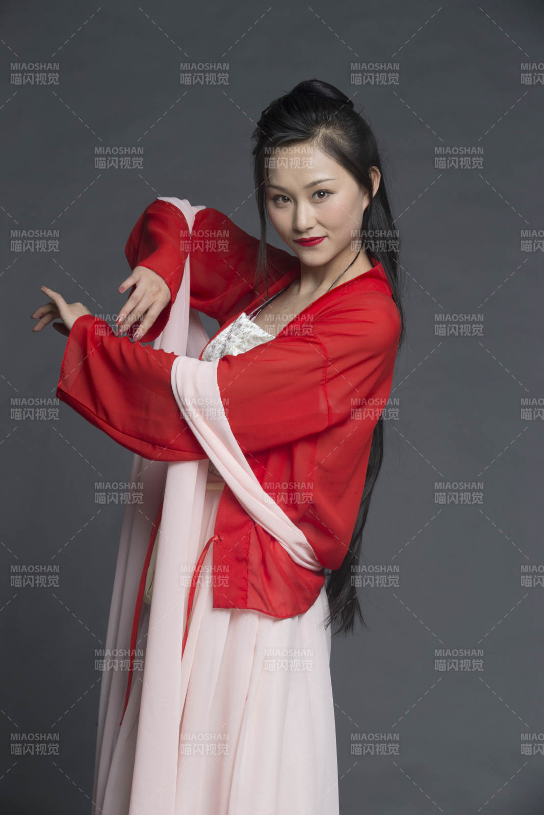 身穿古装的汉服女性人像汉服影棚拍摄图片