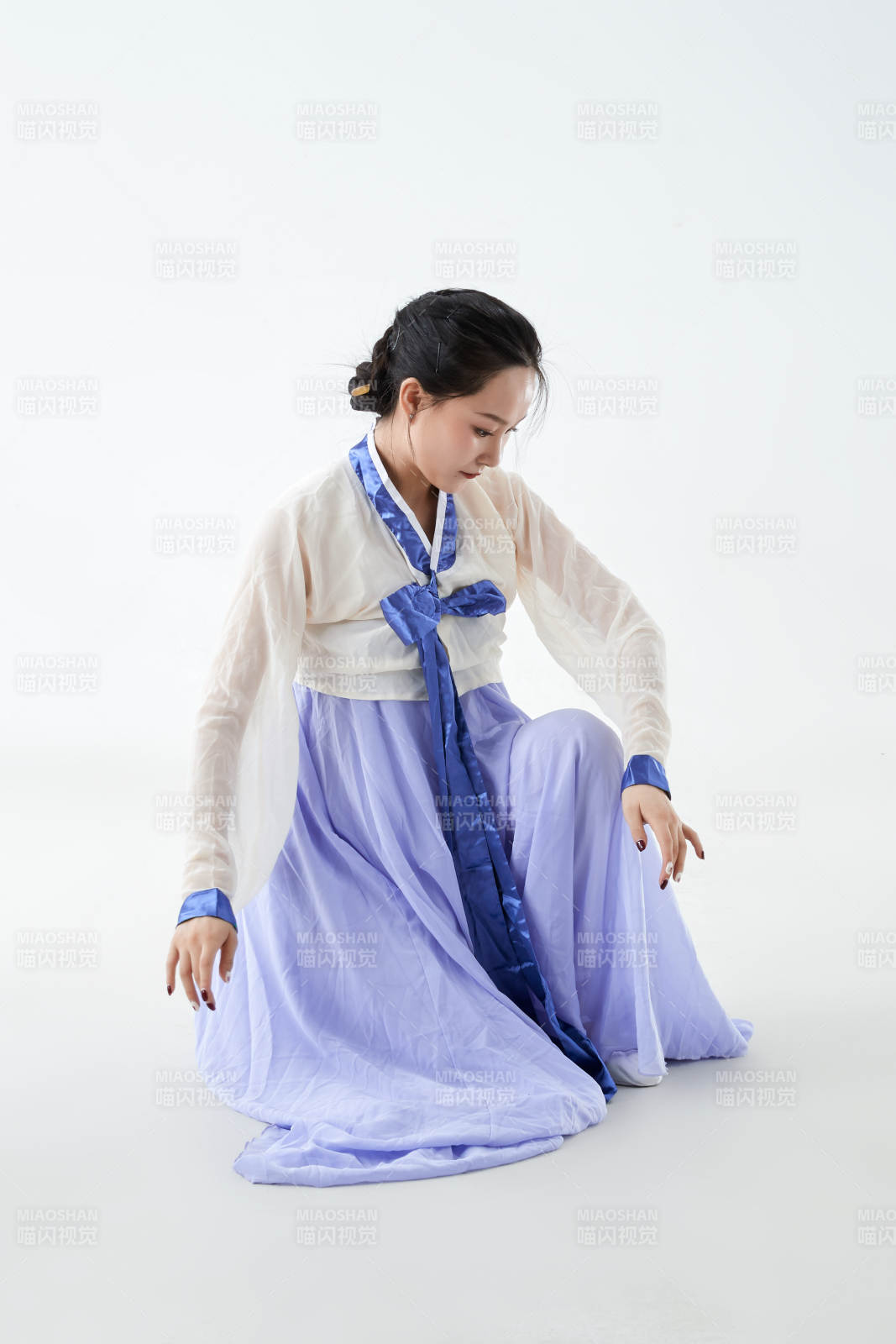 穿着中国朝鲜族传统服饰跳舞的少女图片