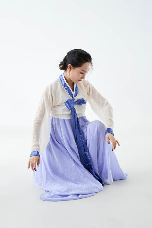 穿着中国朝鲜族传统服饰跳舞的少女图片