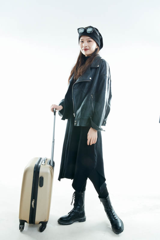 白色背景下准备出发旅行的美丽东方女大学生图片