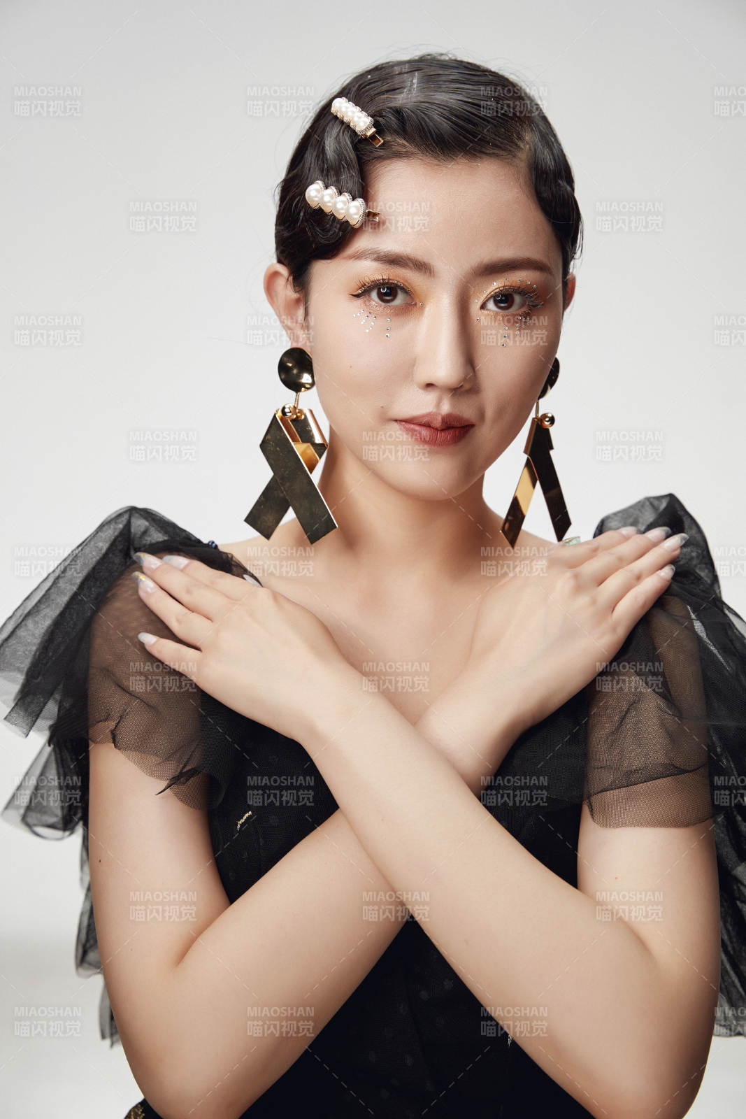 时尚亚洲女性婚纱妆面彩妆图片