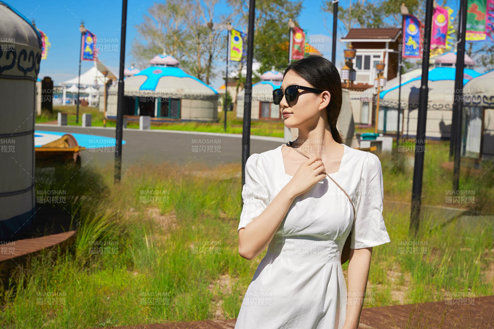 草原湿地公园游玩拍照的亚洲少女图片