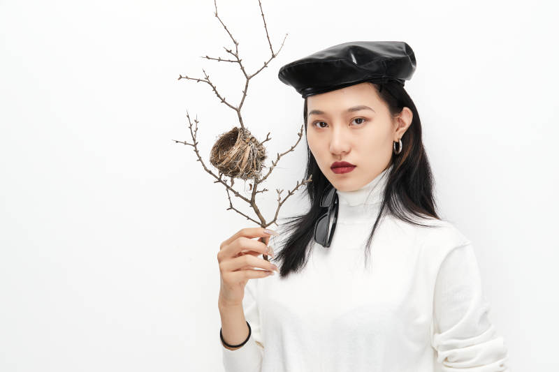 身穿复古服装的亚洲少女人像图片