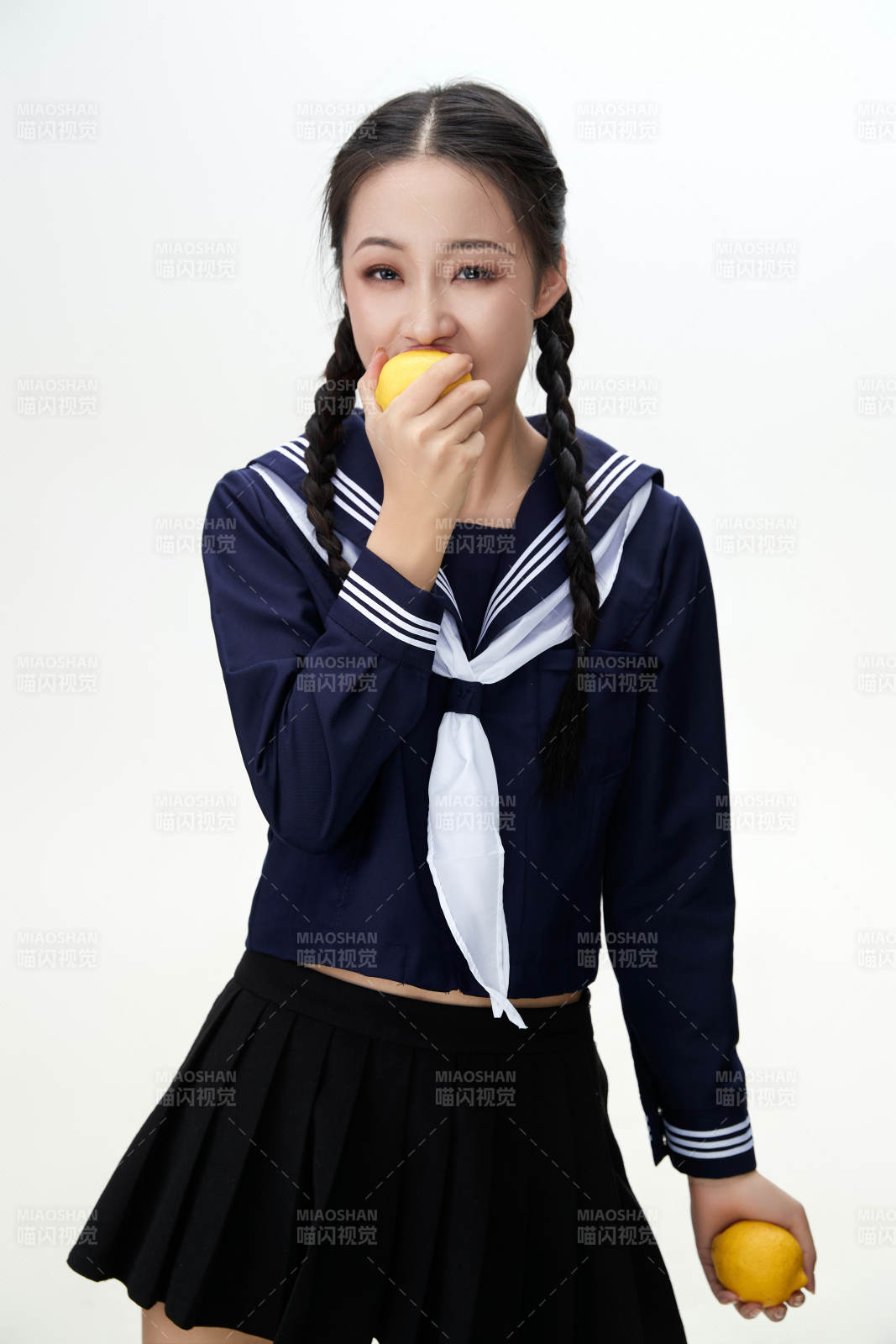 吃水果的亚洲东方长发少女图片