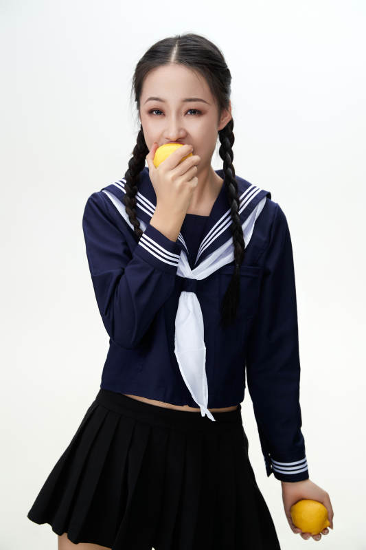 吃水果的亚洲东方长发少女图片