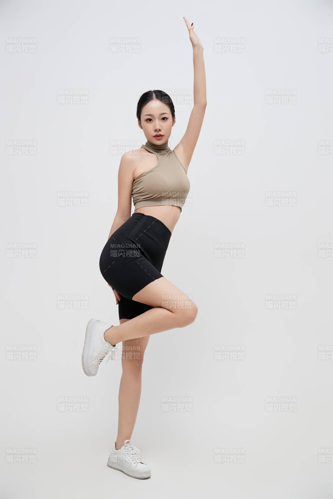 穿着运动服的亚洲美女图片