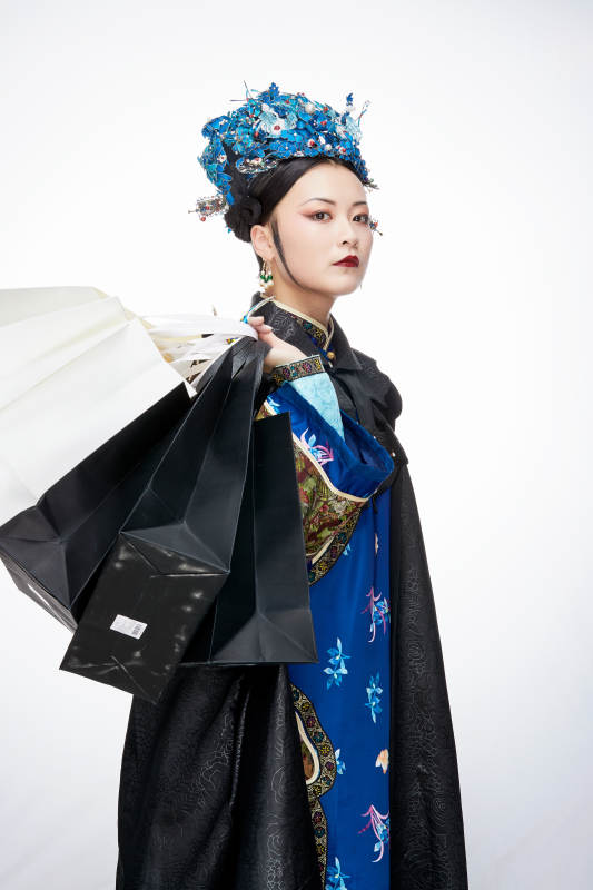 穿越而来手提购物袋的清朝皇后图片