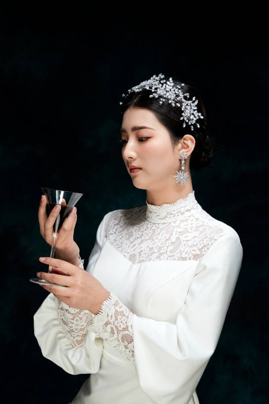 黑色背景下的女性复古婚纱妆面图片