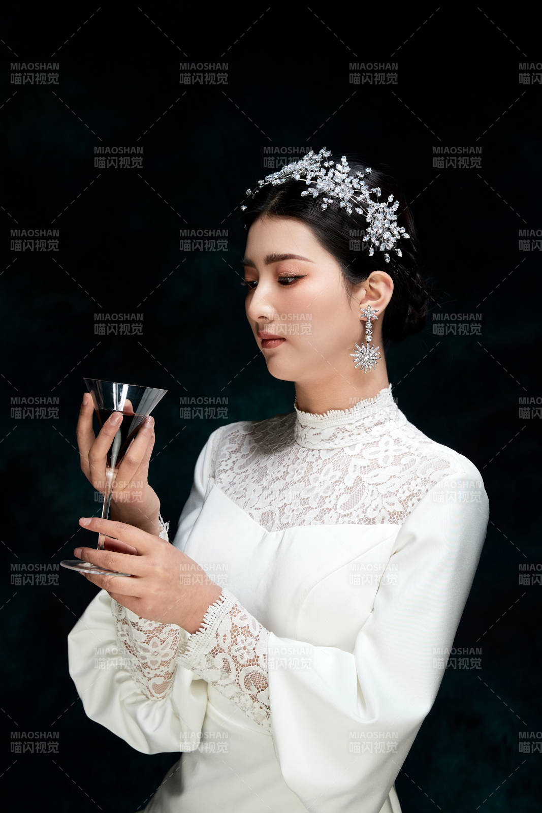 黑色背景下的女性复古婚纱妆面图片