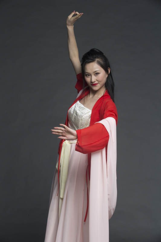 身穿古装的汉服女性人像汉服影棚拍摄图片