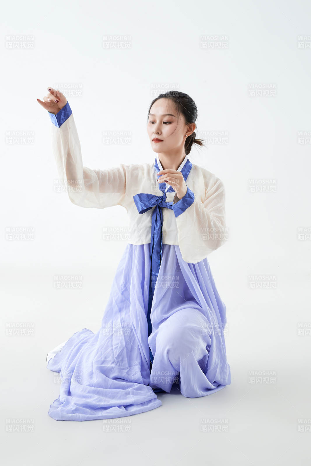 穿着中国朝鲜族传统服饰跳舞的少女图片