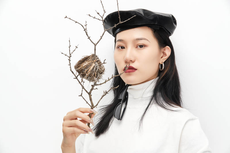 身穿复古服装的亚洲少女人像图片