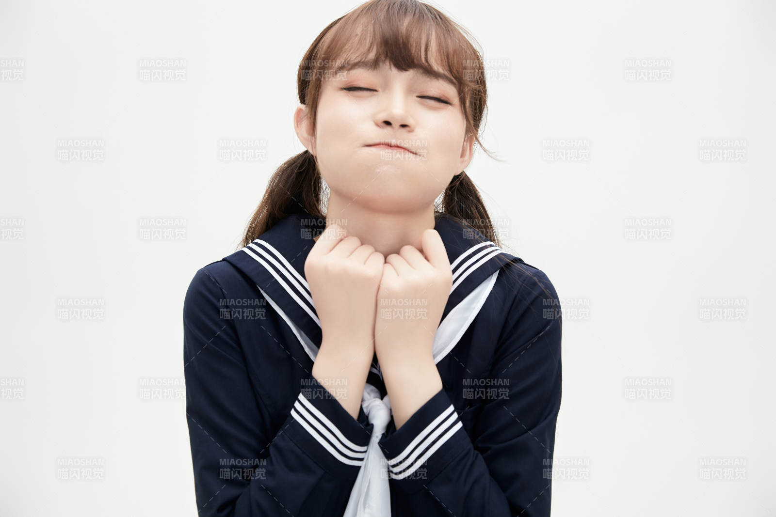 身穿日系高中制服的美丽少女图片