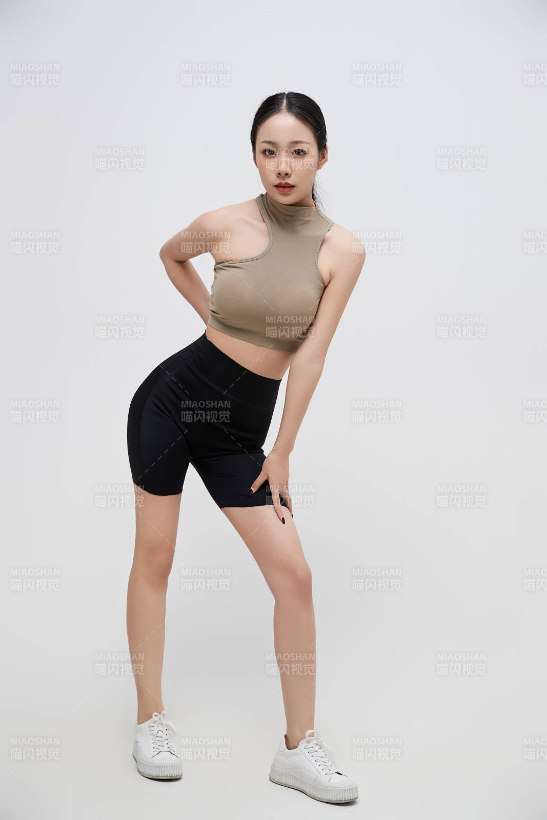 穿着运动服的亚洲美女图片