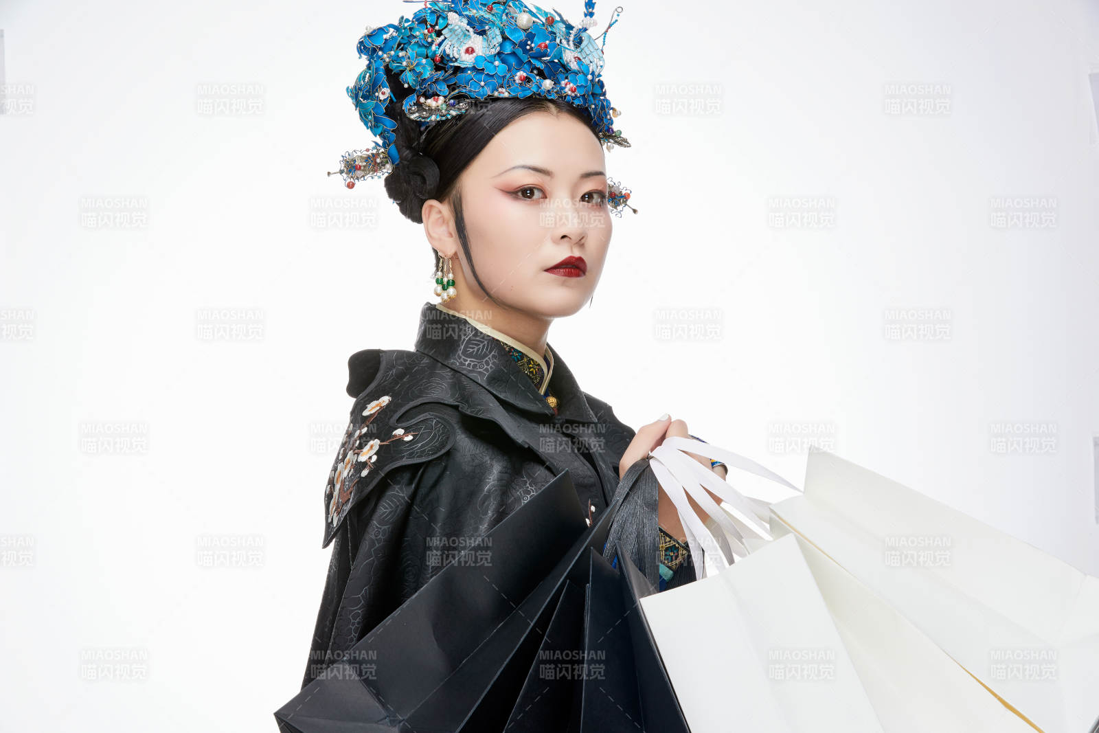 穿越而来手提购物袋的清朝皇后图片