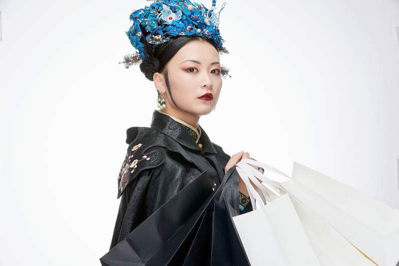 穿越而来手提购物袋的清朝皇后图片