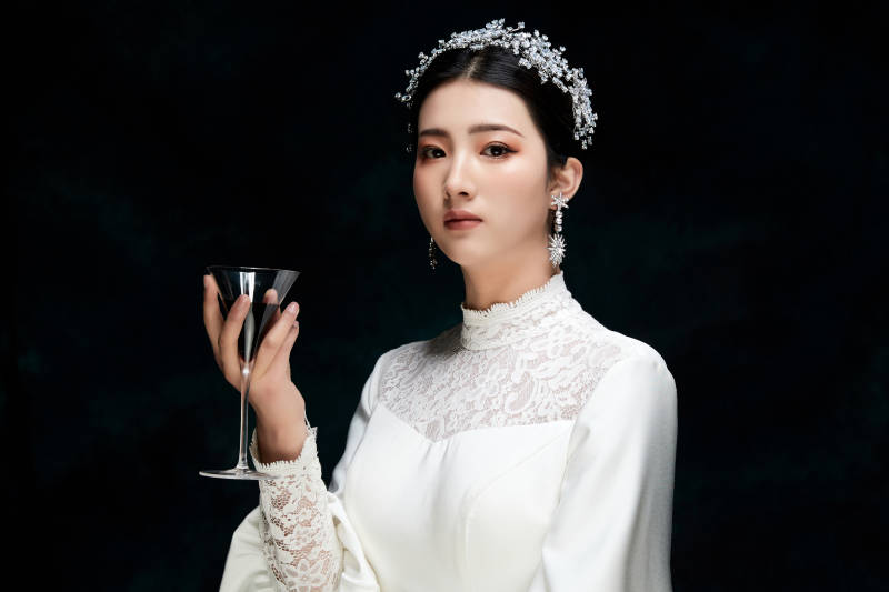 黑色背景下的女性复古婚纱妆面图片