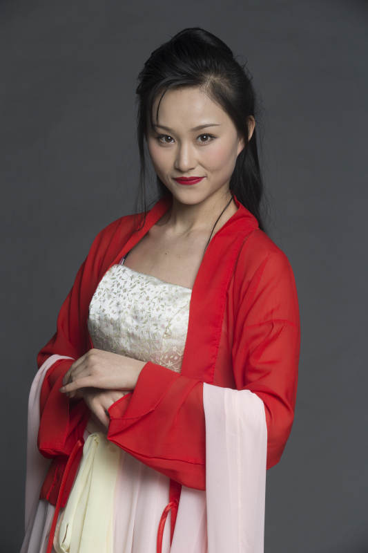 身穿古装的汉服女性人像汉服影棚拍摄图片