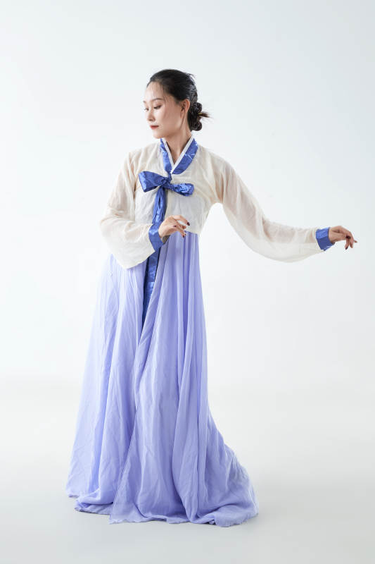 穿着中国朝鲜族传统服饰跳舞的少女图片