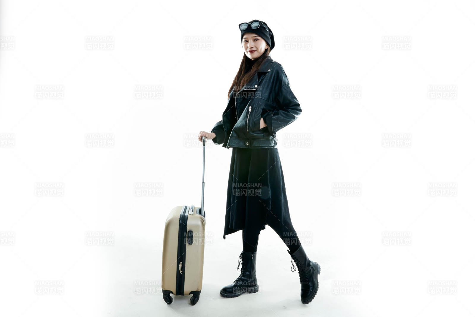 白色背景下准备出发旅行的美丽东方女大学生图片