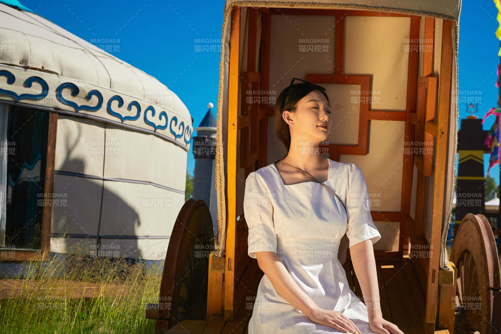 草原湿地公园游玩拍照的亚洲少女图片