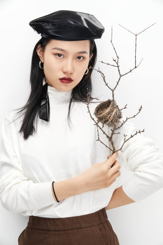 身穿复古服装的亚洲少女人像图片