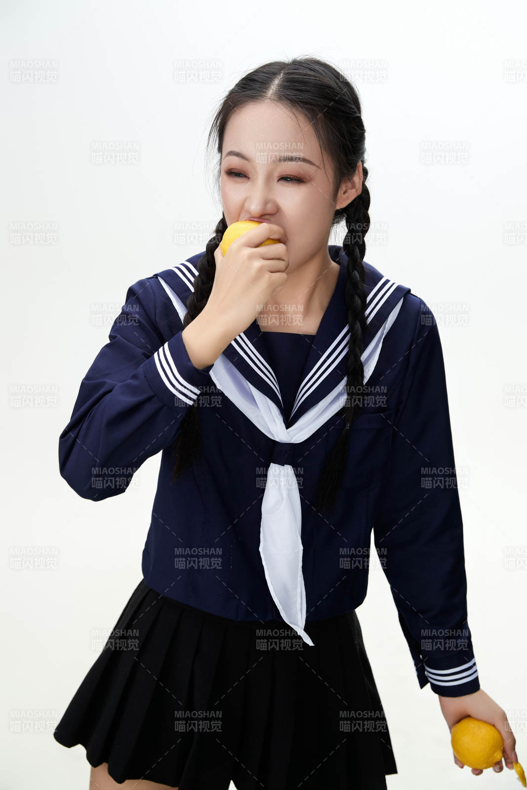 吃水果的亚洲东方长发少女图片