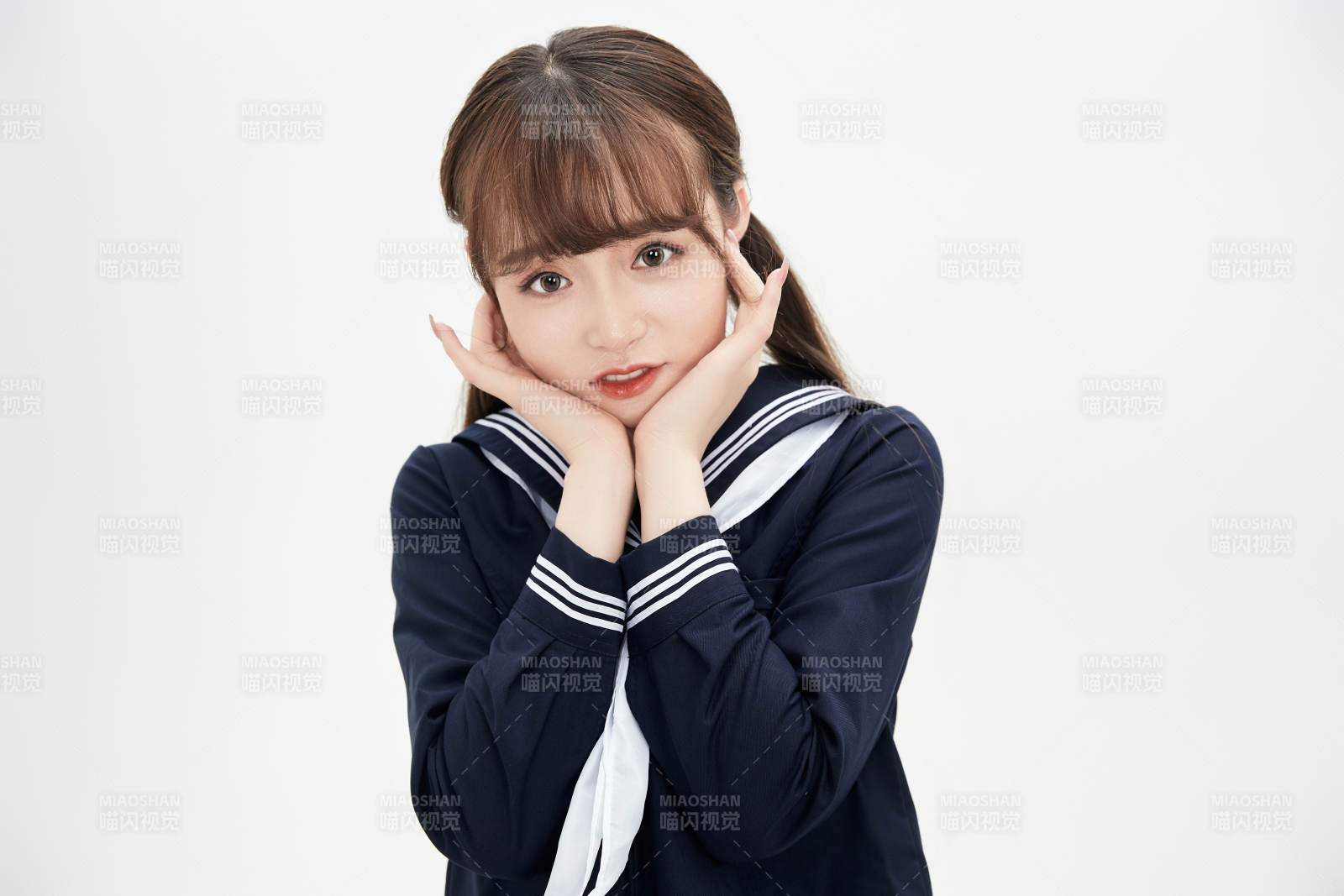 身穿日系高中制服的美丽少女图片