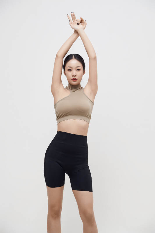 穿着运动服的亚洲美女图片