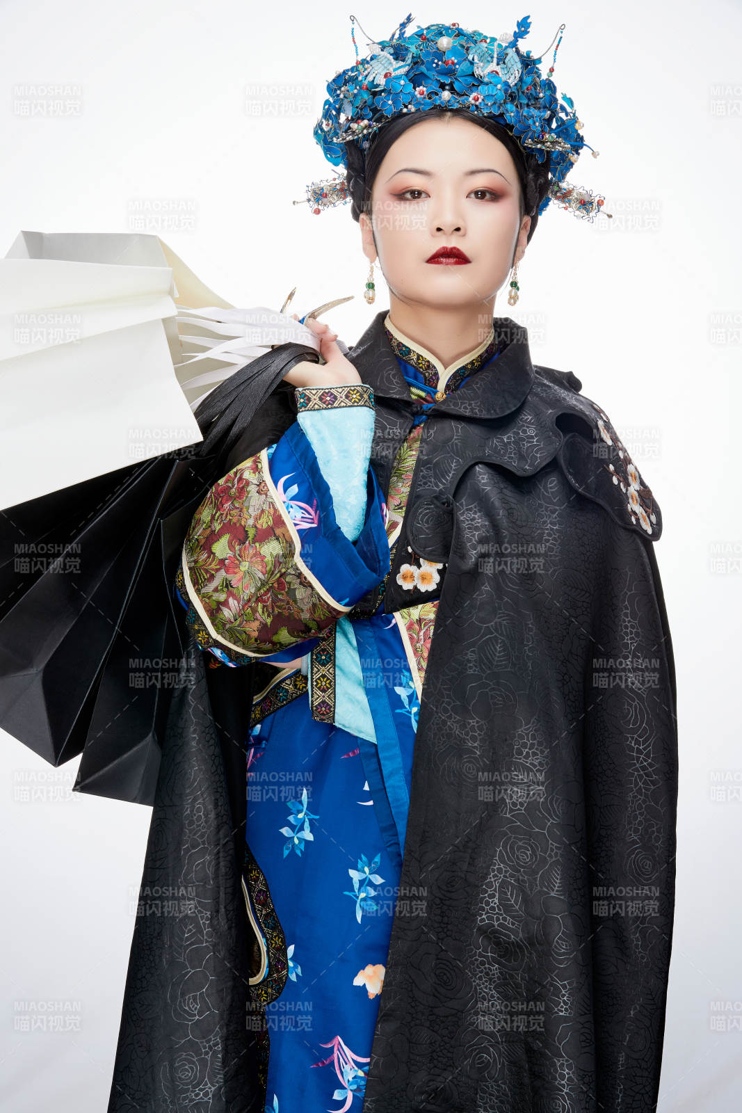 穿越而来手提购物袋的清朝皇后图片