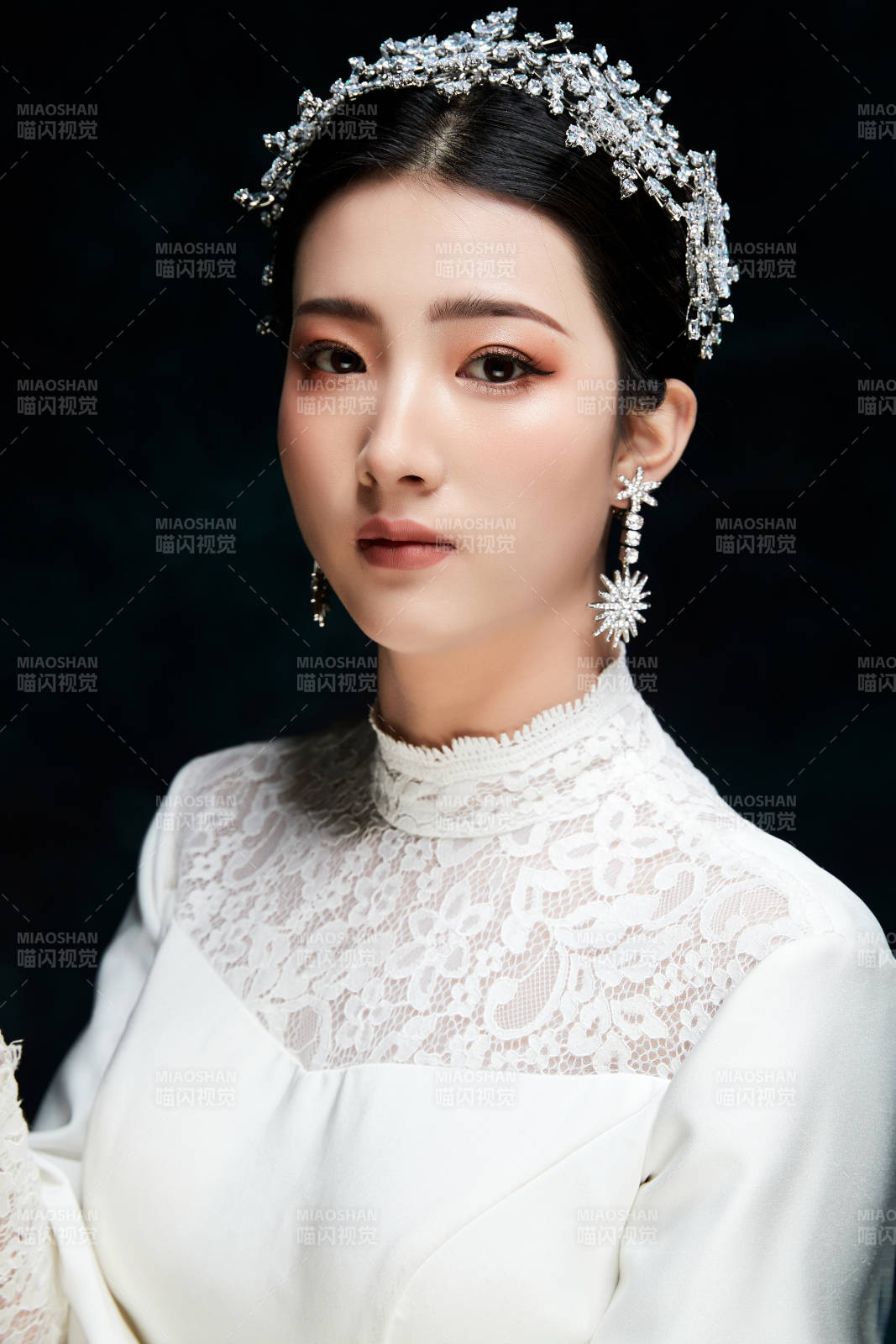 黑色背景下的女性复古婚纱妆面图片