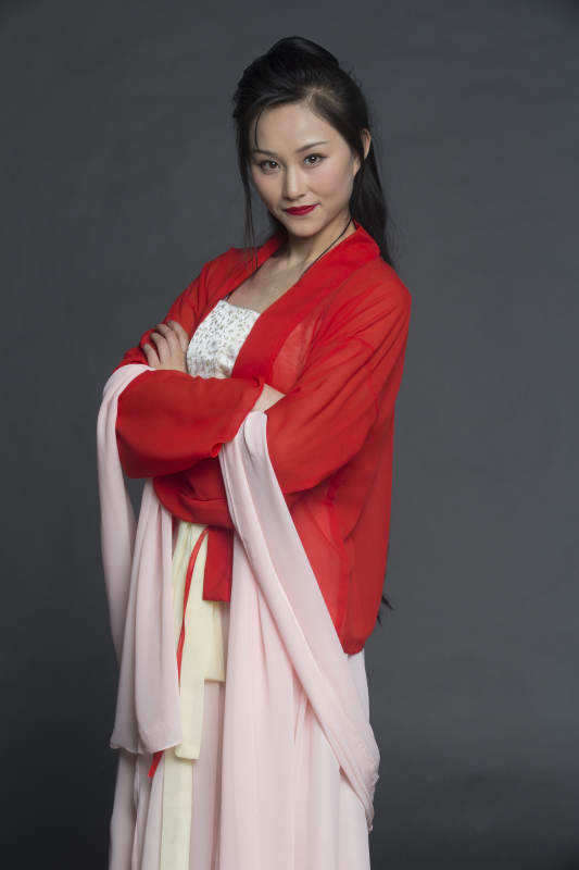 身穿古装的汉服女性人像汉服影棚拍摄图片