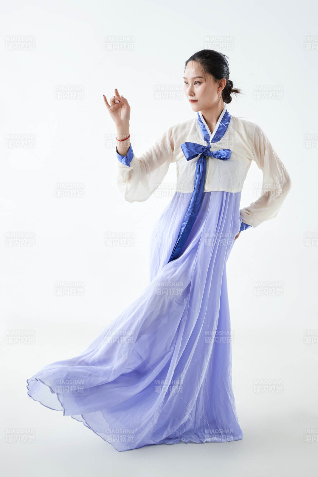 穿着中国朝鲜族传统服饰跳舞的少女图片