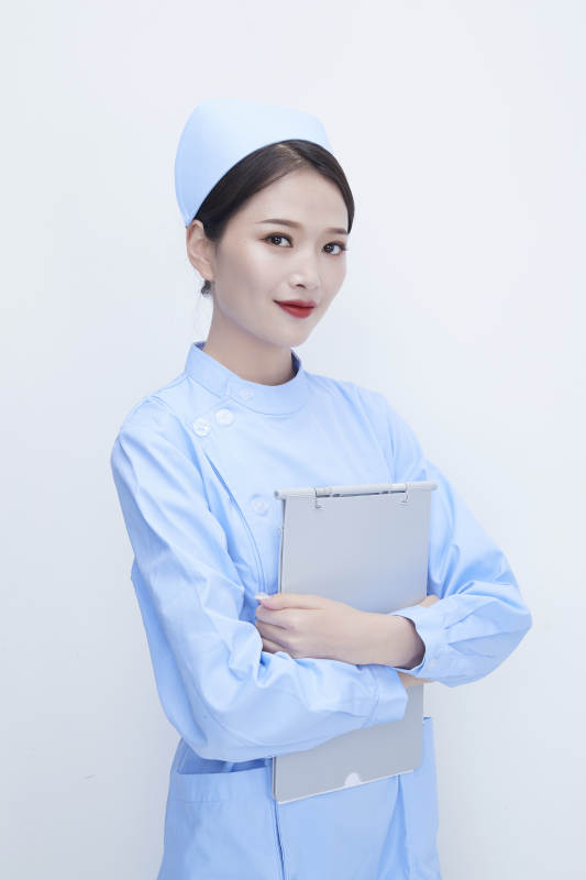 白背景里穿蓝色护士服手持病历夹的美女护士图片