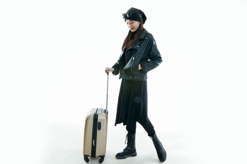 白色背景下准备出发旅行的美丽东方女大学生图片