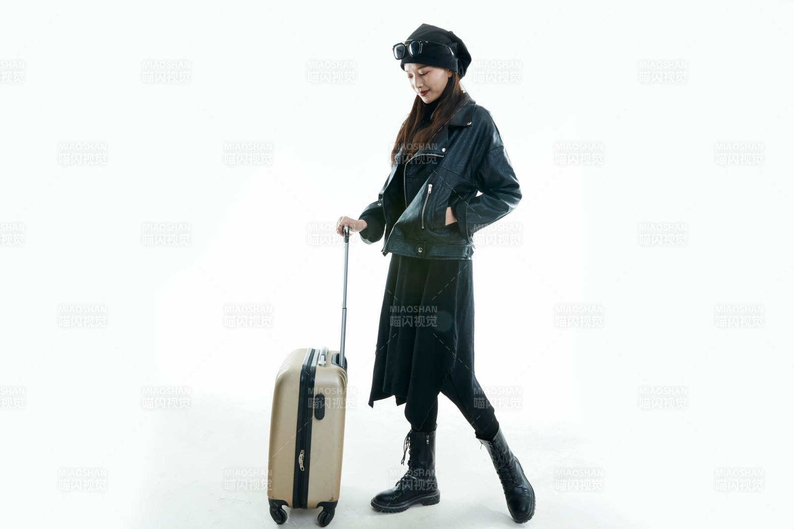 白色背景下准备出发旅行的美丽东方女大学生图片