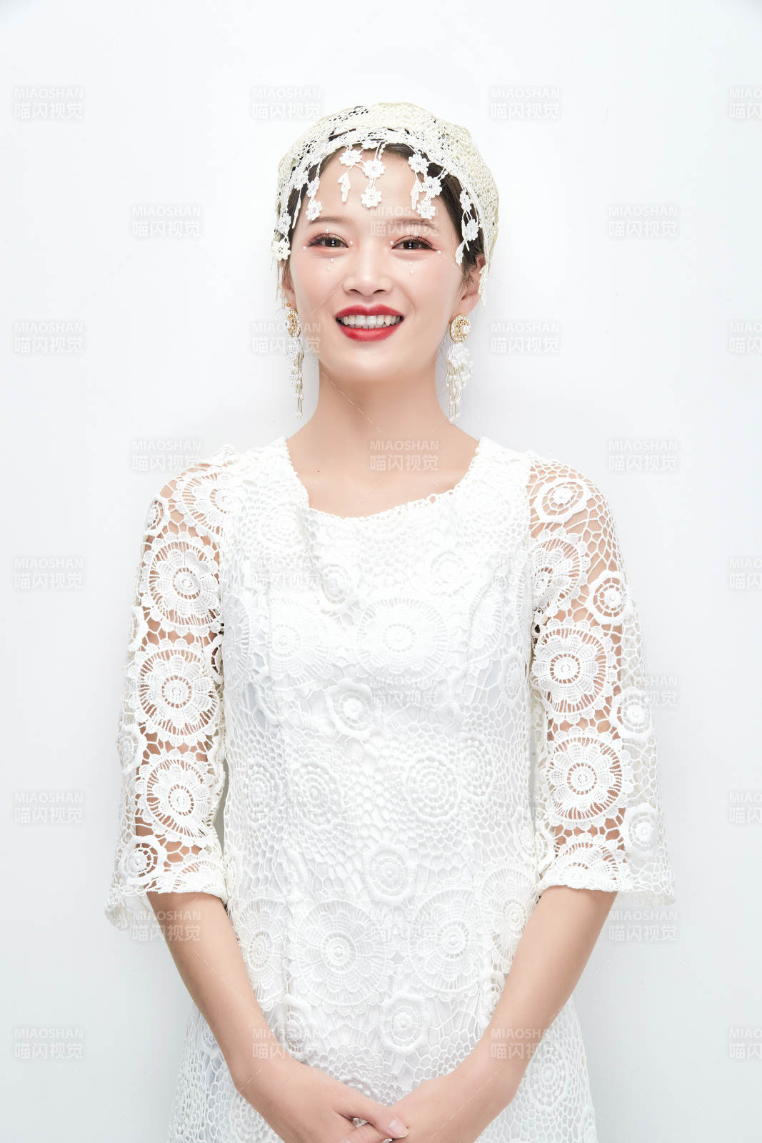 棚拍白色背景下的新娘美妆图片