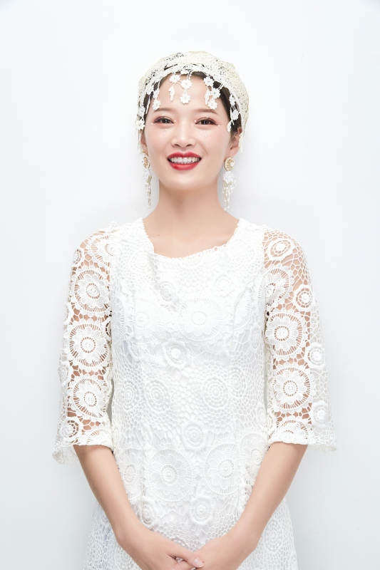 棚拍白色背景下的新娘美妆图片