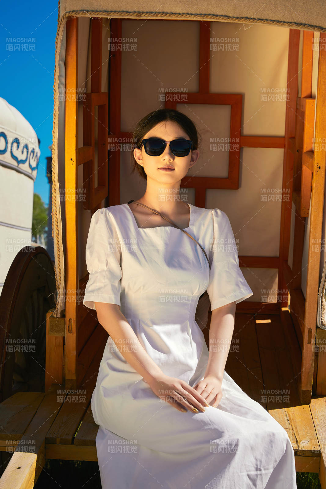 草原湿地公园游玩拍照的亚洲少女图片