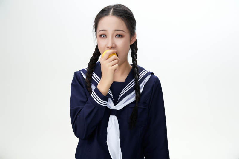 吃水果的亚洲东方长发少女图片