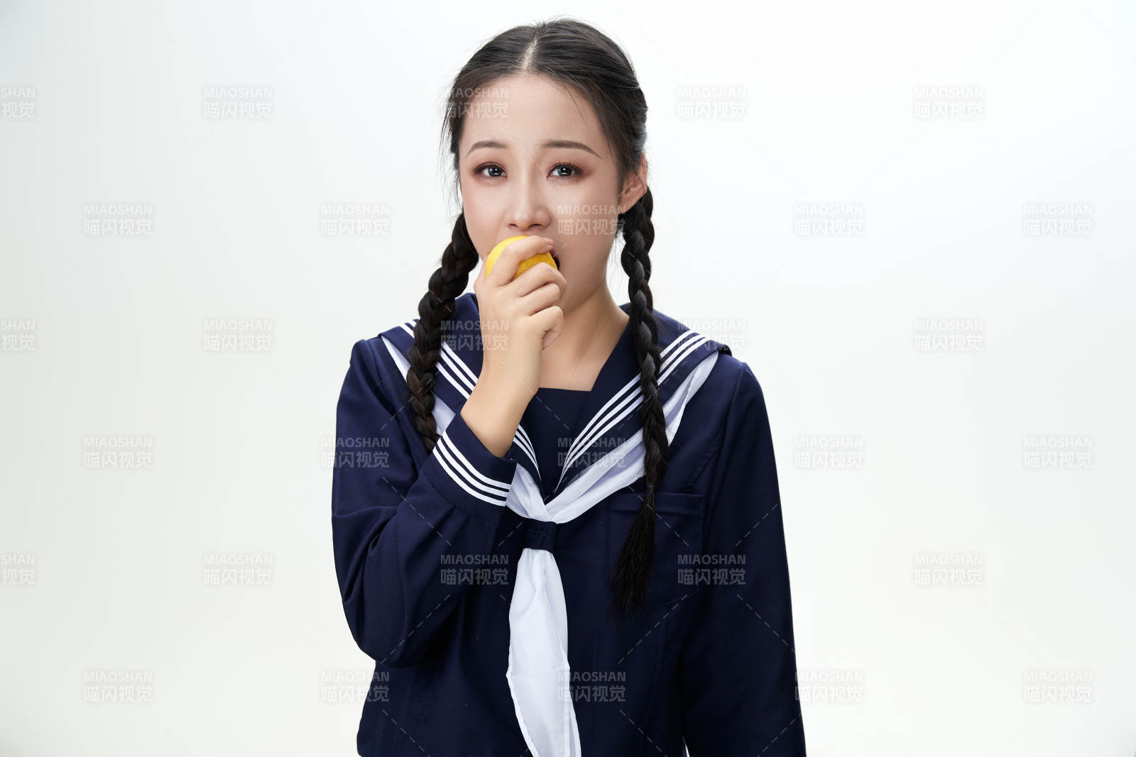 吃水果的亚洲东方长发少女图片