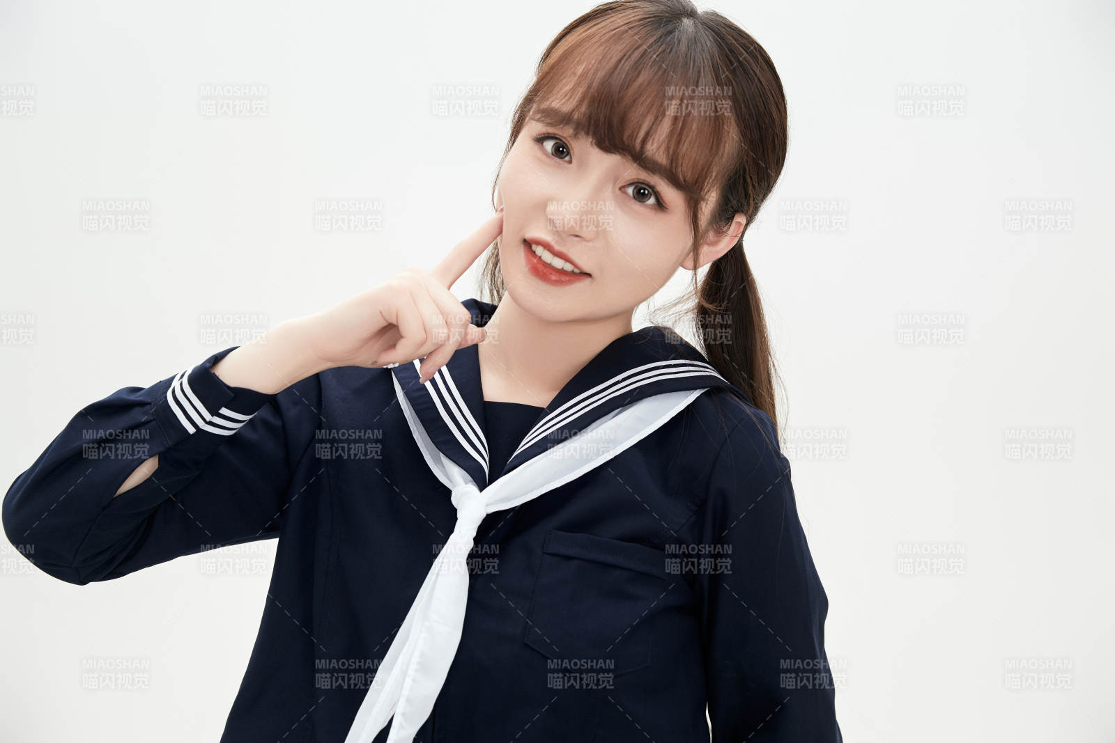 身穿日系高中制服的美丽少女图片