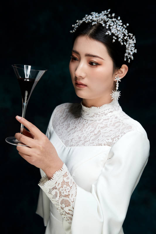 黑色背景下的女性复古婚纱妆面图片