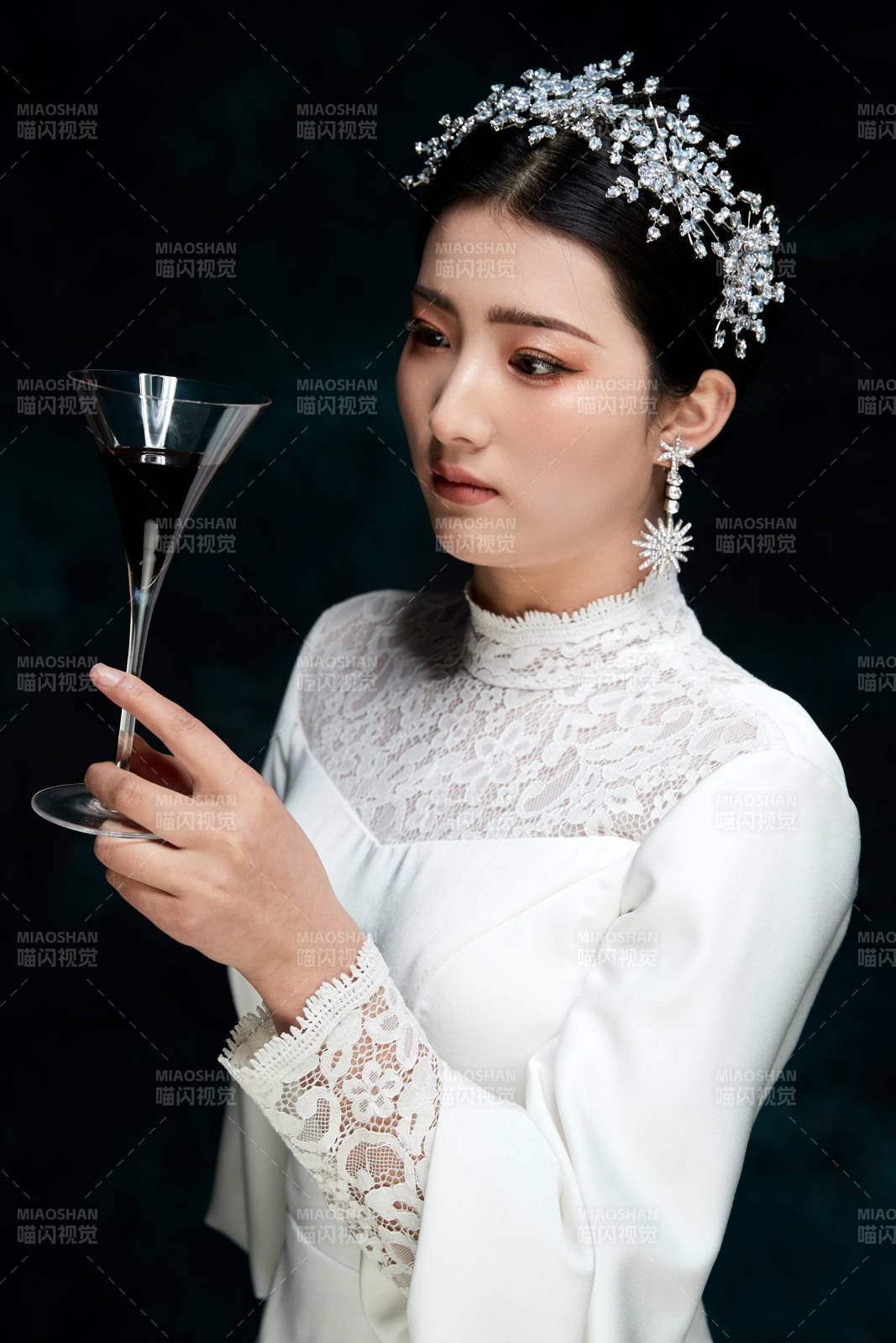 黑色背景下的女性复古婚纱妆面图片