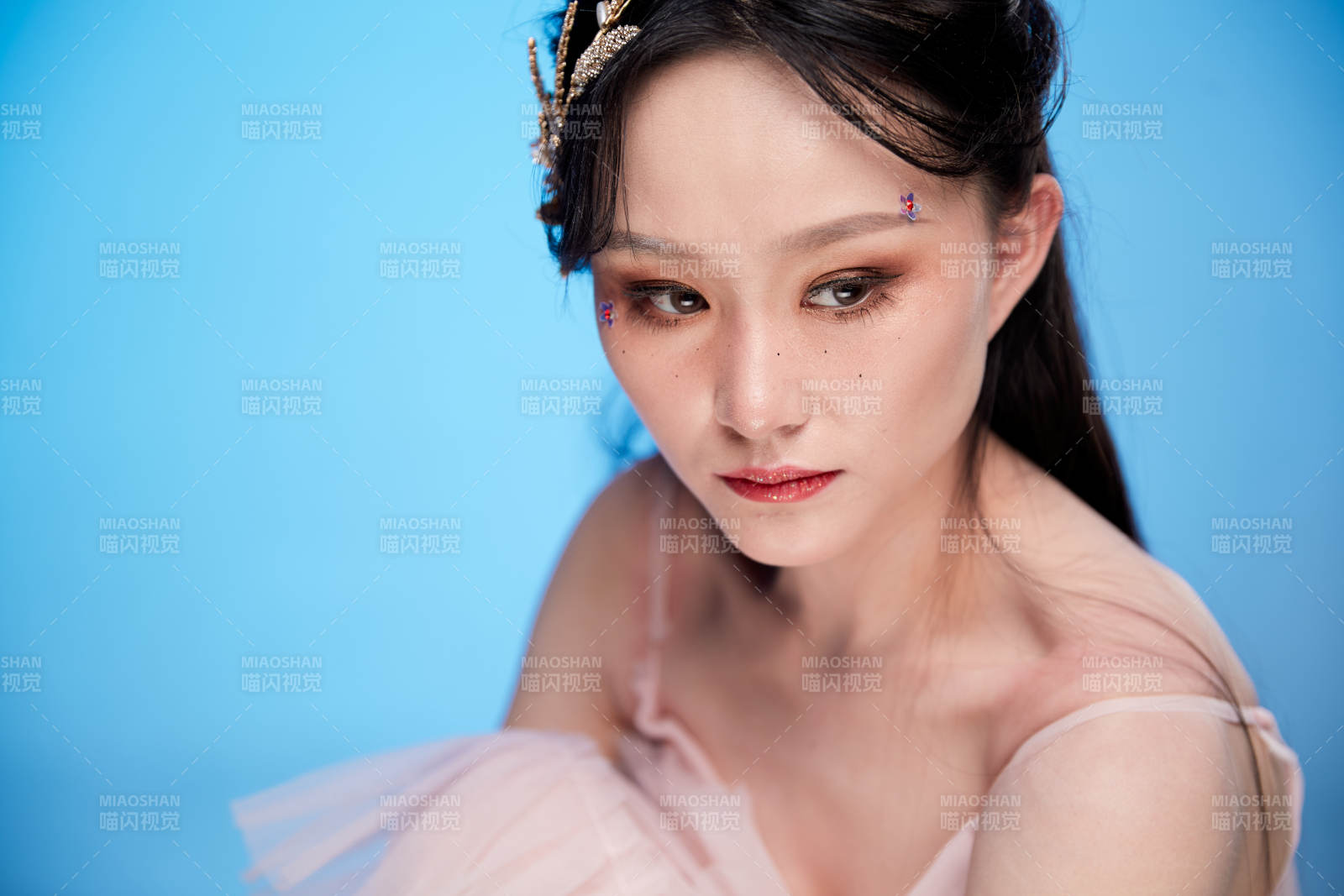 女性婚纱妆面图片