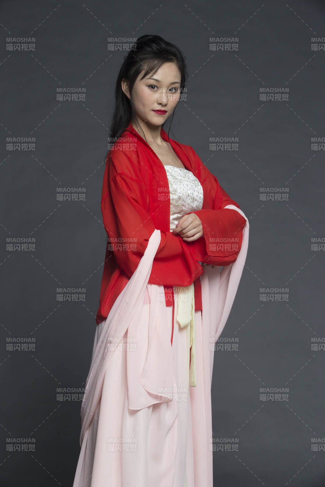 身穿古装的汉服女性人像汉服影棚拍摄图片