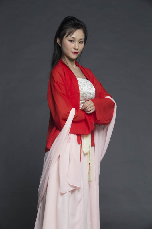 身穿古装的汉服女性人像汉服影棚拍摄图片