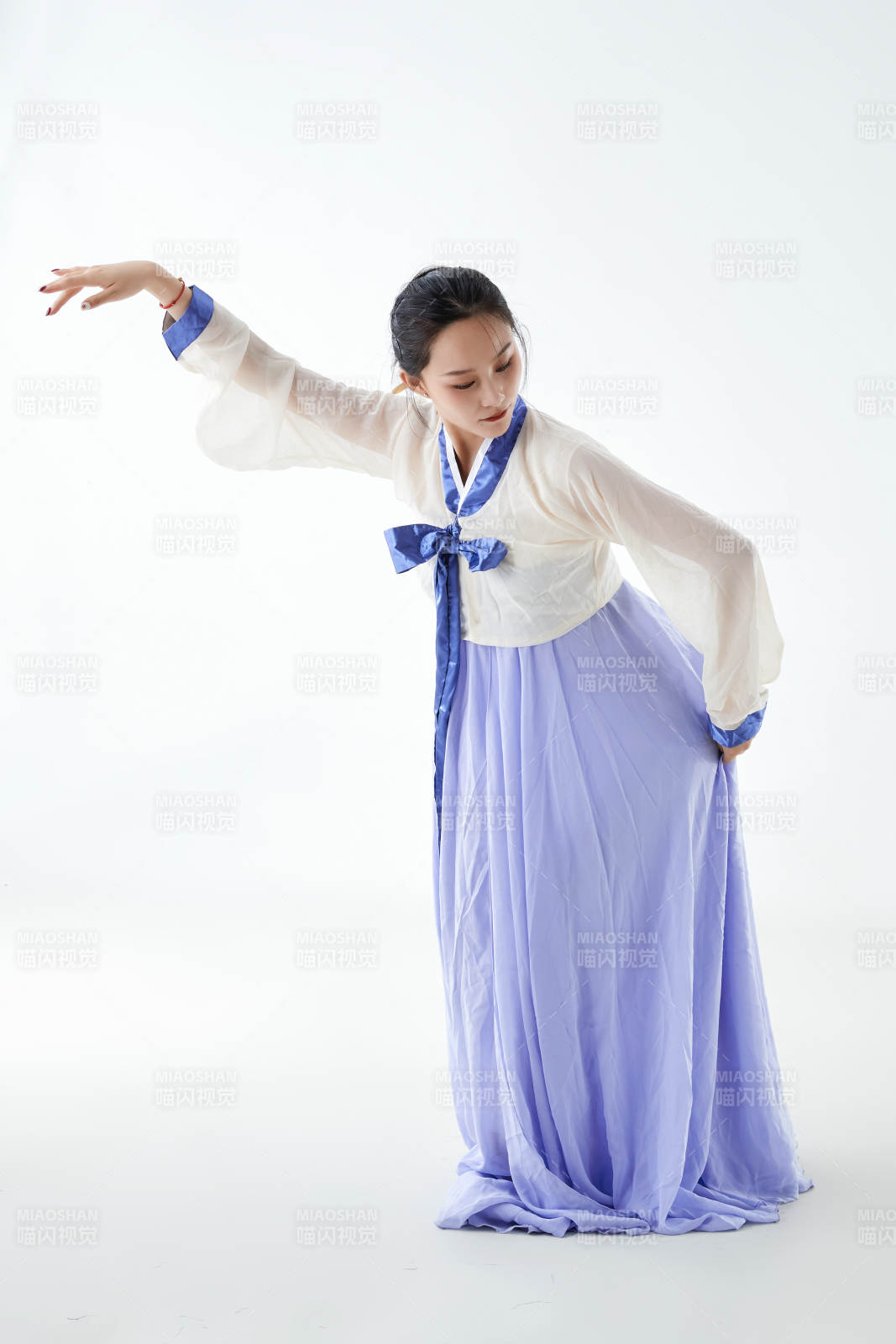 穿着中国朝鲜族传统服饰跳舞的少女图片