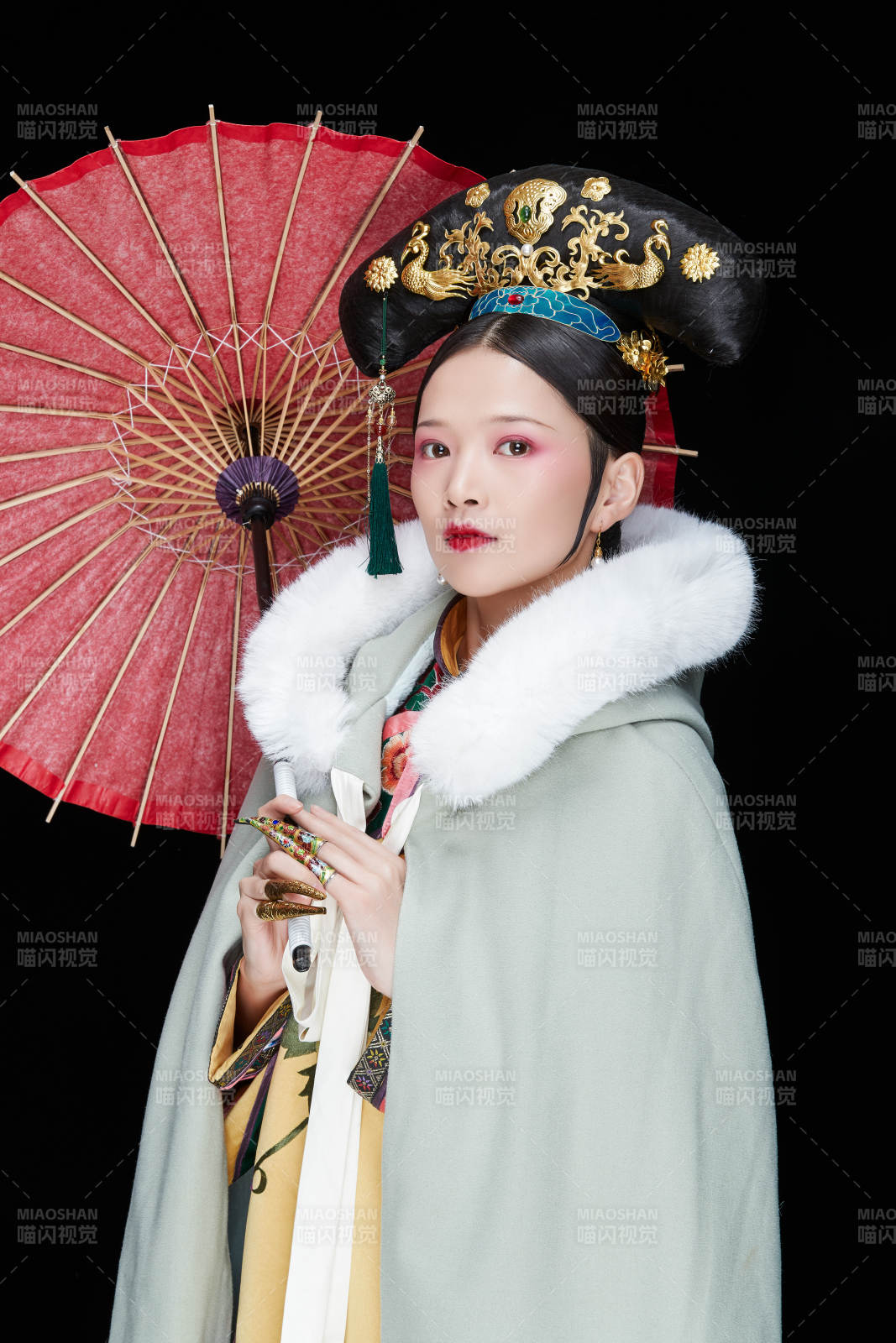 黑色背景下的清代女性古装造型清朝古装图片