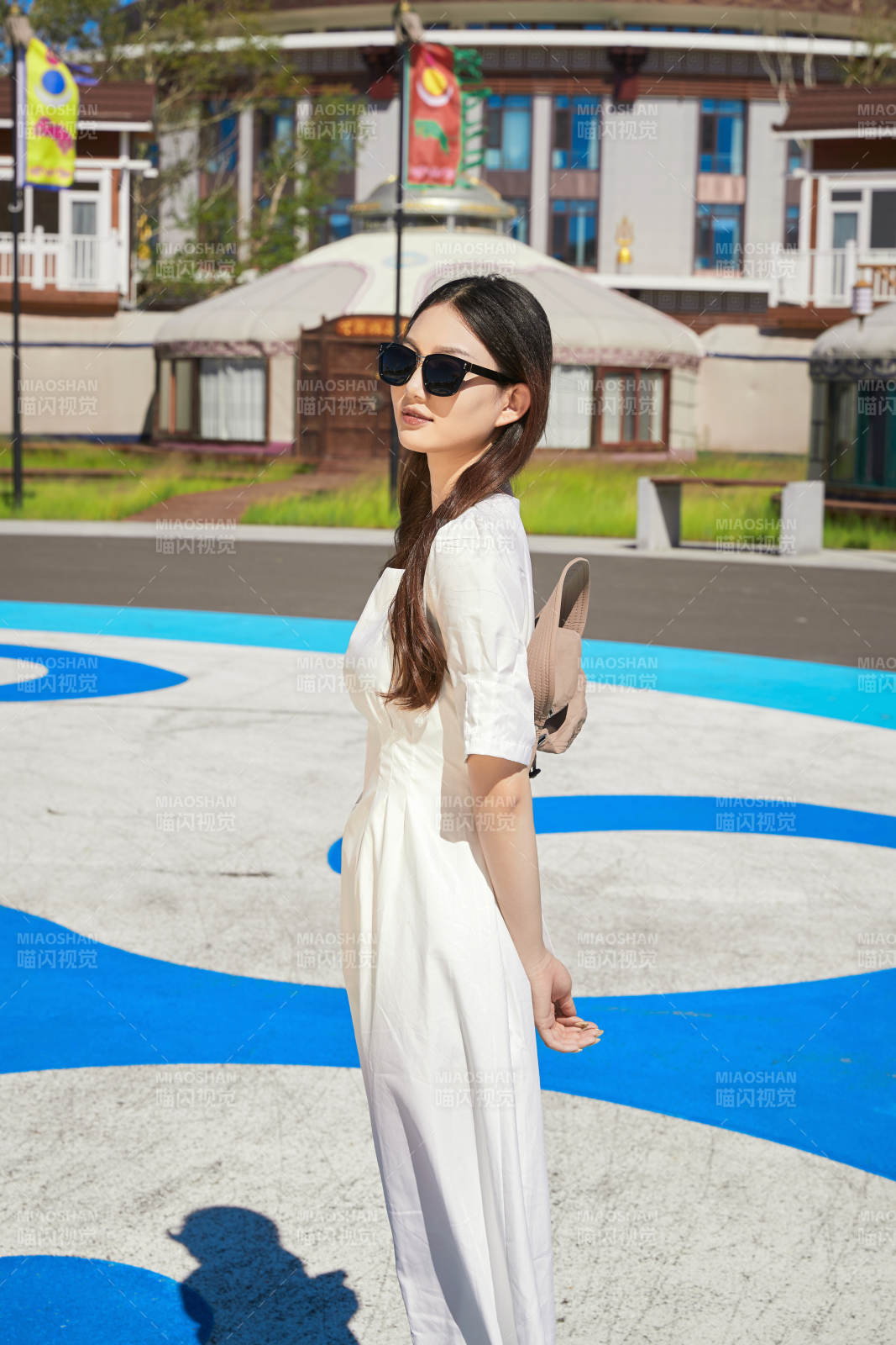 草原湿地公园游玩拍照的亚洲少女图片